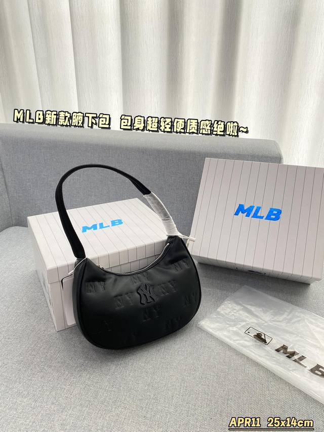 配盒 Size:25×14 Mlb 新款腋下包 颜色特别适合夏天!很轻便,经典刺绣标的走线很整齐旦密实 做工也挺不错,容量还可以,逛街足够用 质感绝了,背上超级 配盒 Size:25×14 Mlb 新款腋下包 颜色特别适合夏天!很轻便,经典刺绣标的走线很整齐旦密实 做工也挺不错,容量还可以,逛街足够用 质感绝了,背上超级