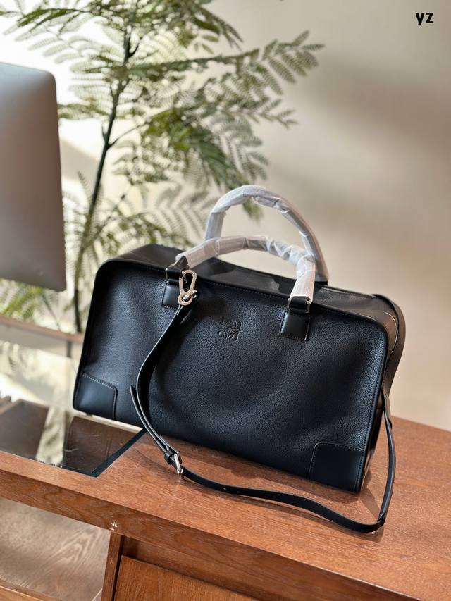 罗意威loewe旅行袋，厚实耐操的荔枝纹牛皮，极简线条设计成就了loewe，商务人士背包首选tumi因为它容量大，品牌时尚背包各大牌都出~各有千秋，但商务 实用