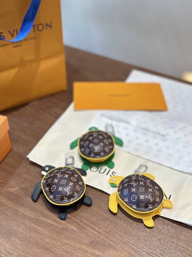 官网新品m01471Louis Vuitton路易威登海龟乌龟包 钥匙扣挂件lv蓝牙耳机包turtle Pouch钥匙扣lv Turtle Pouch包饰融汇m 官网新品m01471Louis Vuitton路易威登海龟乌龟包 钥匙扣挂件lv蓝牙耳机包turtle Pouch钥匙扣lv Turtle Pouch包饰融汇m