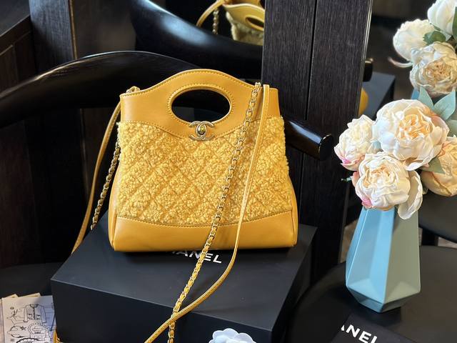 羊羔毛 折叠礼盒 小香chanel 31Bag 购物袋出货，亲肤感特别好！内里采用同质量布料！超级好物，等你来背q！ 尺寸：23 19Cm