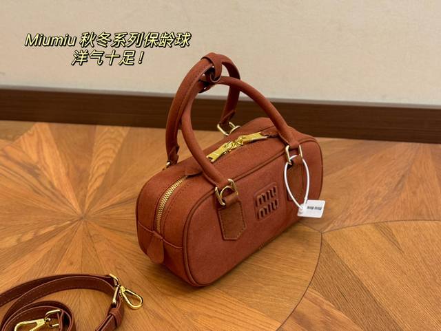 配礼盒 Size:22*11Cm Miumiu保龄球 公文包 包包甜度刚好! 很难不爱啊啊! 可手拎也可斜挎 绝对不是小废包哦容量足足的~~ 出场就是miumi 配礼盒 Size:22*11Cm Miumiu保龄球 公文包 包包甜度刚好! 很难不爱啊啊! 可手拎也可斜挎 绝对不是小废包哦容量足足的~~ 出场就是miumi