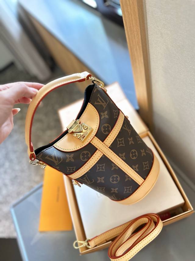 变色皮 折叠礼盒包装 Lv这款薯条包是今年春夏系列推出的限量款 采用了新款老花面料 新奇的形状设计加上老花的搭配充满了年轻活力 锁扣还是一根可拆卸的肩带 配上老 变色皮 折叠礼盒包装 Lv这款薯条包是今年春夏系列推出的限量款 采用了新款老花面料 新奇的形状设计加上老花的搭配充满了年轻活力 锁扣还是一根可拆卸的肩带 配上老