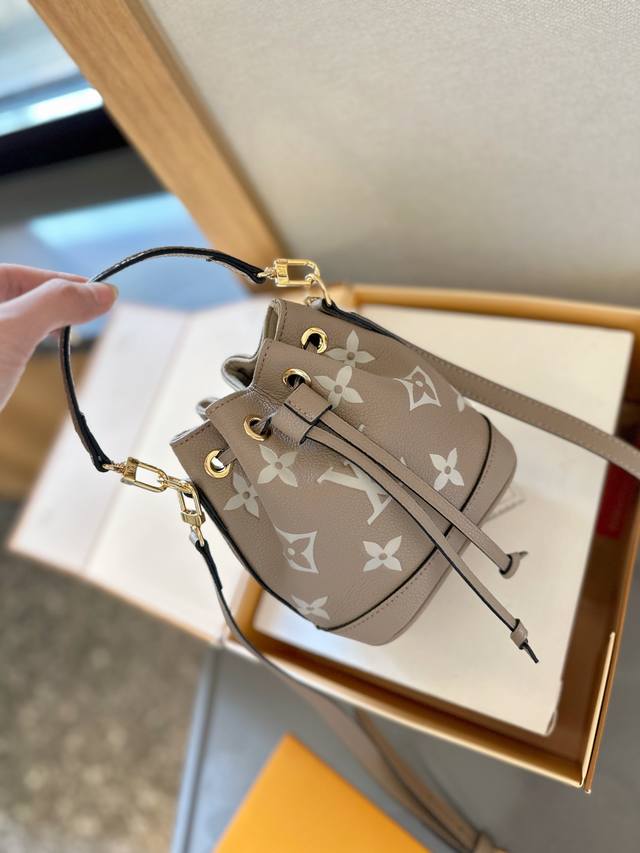 牛皮 “折叠礼盒飞机盒” Lv 24Ss 新款 Mini 小水桶 手柄的设计 比nano容量大 比bb更小巧 喜欢不要错过 彩色超细纤维粘合内衬,金色金属饰件, 牛皮 “折叠礼盒飞机盒” Lv 24Ss 新款 Mini 小水桶 手柄的设计 比nano容量大 比bb更小巧 喜欢不要错过 彩色超细纤维粘合内衬,金色金属饰件,