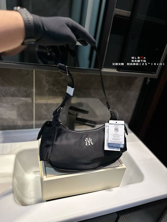 Mlb 机车腋下包 又甜又酷 一整个爱住 百搭时尚 颜值超高 是每个潮酷女孩必入单品尺寸25.14 Mlb 机车腋下包 又甜又酷 一整个爱住 百搭时尚 颜值超高 是每个潮酷女孩必入单品尺寸25.14