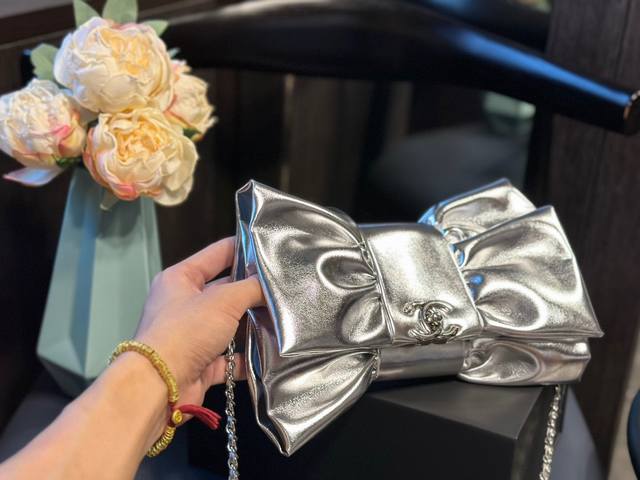 折叠礼盒 Chanel 香奈儿蝴蝶结晚宴包 Chanel 24B 高级手工坊系列让人想到小魔女！ 富有光泽感呈现出的蝴蝶结造型 稍显年轻却又流露出神秘感，有种魔