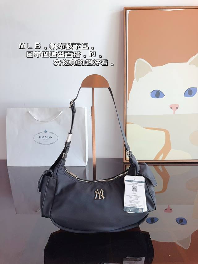 Mlb 新款腋下包. 真的超级好搭配 无论是开春的卫衣 毛衣 衬衫 还是夏天的辣妹风短衣 T恤 它都会给你的穿搭加点缀 相得益彰! 尺寸:24*8*14Cm Mlb 新款腋下包. 真的超级好搭配 无论是开春的卫衣 毛衣 衬衫 还是夏天的辣妹风短衣 T恤 它都会给你的穿搭加点缀 相得益彰! 尺寸:24*8*14Cm