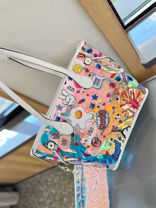 礼盒包装 Lv 沙滩果冻包 这是什么神仙包 ？太酷了吧 Monogram印花 搭配大胆的炫彩材质 十分亮眼～特别好看 强推一百遍 一只难求 尺寸32.29