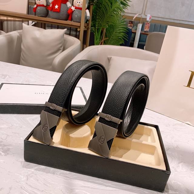 首选古奇最新款头层牛皮经典花纹 火爆全网 好货上手就知超级时尚款式,让你走到哪里都是焦点。设计独特,穿戴更舒适大气,品质非常好,高端客户入手。 宽度3.8Cm。 首选古奇最新款头层牛皮经典花纹 火爆全网 好货上手就知超级时尚款式,让你走到哪里都是焦点。设计独特,穿戴更舒适大气,品质非常好,高端客户入手。 宽度3.8Cm。