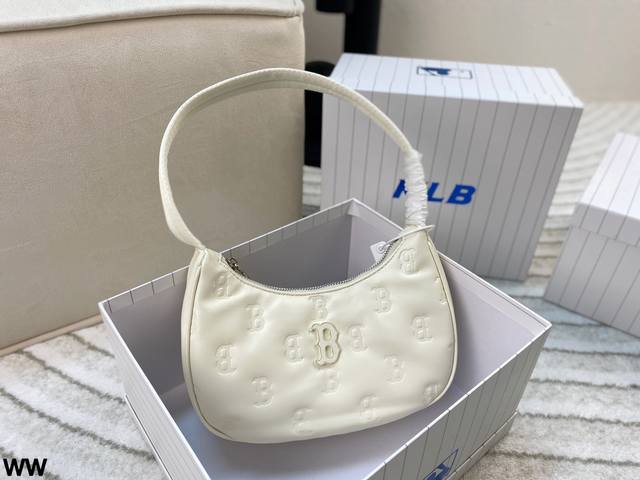 配盒 Mlb腋下包 老花满印logo 潮奢气场十足 永不过时的黑白经典色 搭配任何风格衣服都吼的住尺寸:24*13 配盒 Mlb腋下包 老花满印logo 潮奢气场十足 永不过时的黑白经典色 搭配任何风格衣服都吼的住尺寸:24*13