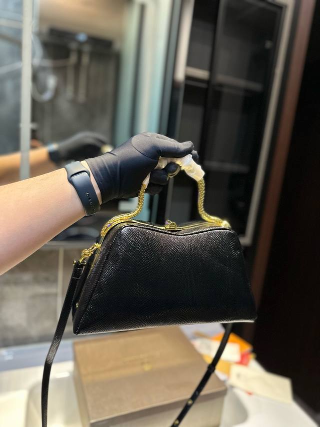 礼盒包装 宝格丽 新款 让整个包更立体,无论何时何地都像一个工艺品的存在,适合出席重要的场合,晚宴party 之类的 T尺寸:27 14Cm 礼盒包装 宝格丽 新款 让整个包更立体,无论何时何地都像一个工艺品的存在,适合出席重要的场合,晚宴party 之类的 T尺寸:27 14Cm