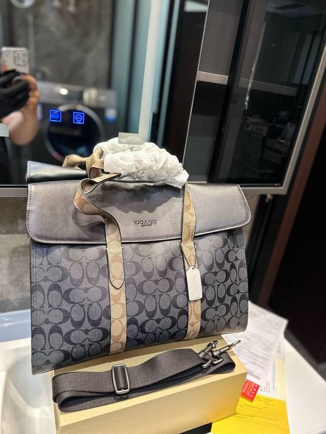 Coach 蔻驰公文包 Metropolitan 40 拼色公文包 男士手提包斜挎包 电脑包 经典logo搭配原厂工艺材质 休闲百搭斜挎包 采用精湛镶嵌细工，实