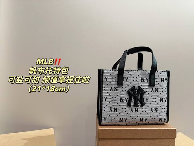 配盒尺寸18.22 Mlb 帆布托特包 完全拿捏了我心巴 小托特包真的实用 手机充电宝遮阳伞 还能带补妆的东西 这个配色超级吸睛 夏天出门拍照真的一直被问 配盒尺寸18.22 Mlb 帆布托特包 完全拿捏了我心巴 小托特包真的实用 手机充电宝遮阳伞 还能带补妆的东西 这个配色超级吸睛 夏天出门拍照真的一直被问