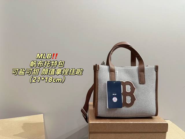 配盒尺寸18.22 Mlb 帆布托特包 完全拿捏了我心巴 小托特包真的实用 手机充电宝遮阳伞 还能带补妆的东西 这个配色超级吸睛 夏天出门拍照真的一直被问 配盒尺寸18.22 Mlb 帆布托特包 完全拿捏了我心巴 小托特包真的实用 手机充电宝遮阳伞 还能带补妆的东西 这个配色超级吸睛 夏天出门拍照真的一直被问