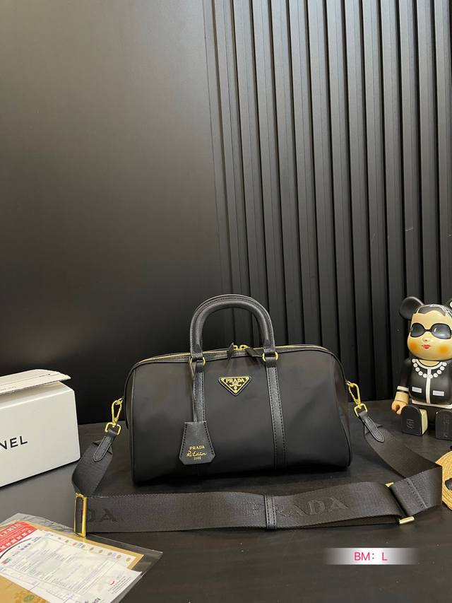 普拉达枕头prada 尼龙手提 男女同款 百搭神器 正式休闲皆可 日常通勤无压力 尺寸31*17