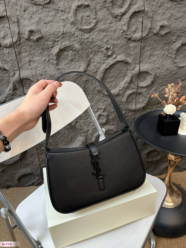 配折叠盒 尺寸25.14Cm 圣罗兰ysl腋下包 非常适合秋冬的一款腋下包～ 37 Celine Gucci Prada.... 杨树林的这款却是很新颖，Vin