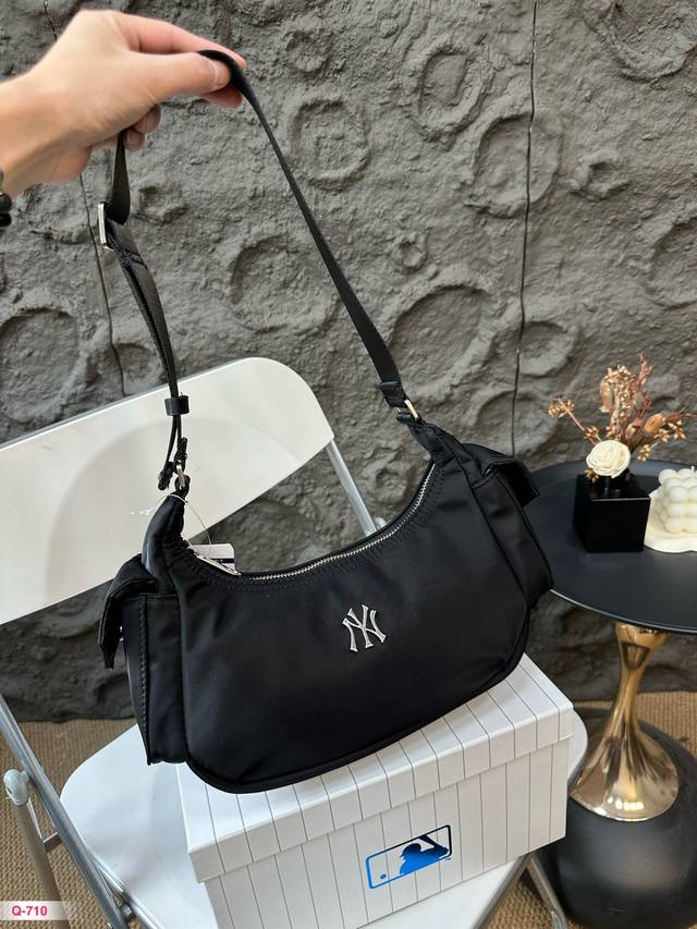 配礼盒 Mlb新款机车腋下包 尼龙材质,容量又大又轻~ 氛围感穿搭,出街必备 拍照凹造型嘎嘎吸睛v 机车风包包,酷女孩最爱!! 尺寸30.20Cm 配礼盒 Mlb新款机车腋下包 尼龙材质,容量又大又轻~ 氛围感穿搭,出街必备 拍照凹造型嘎嘎吸睛v 机车风包包,酷女孩最爱!! 尺寸30.20Cm