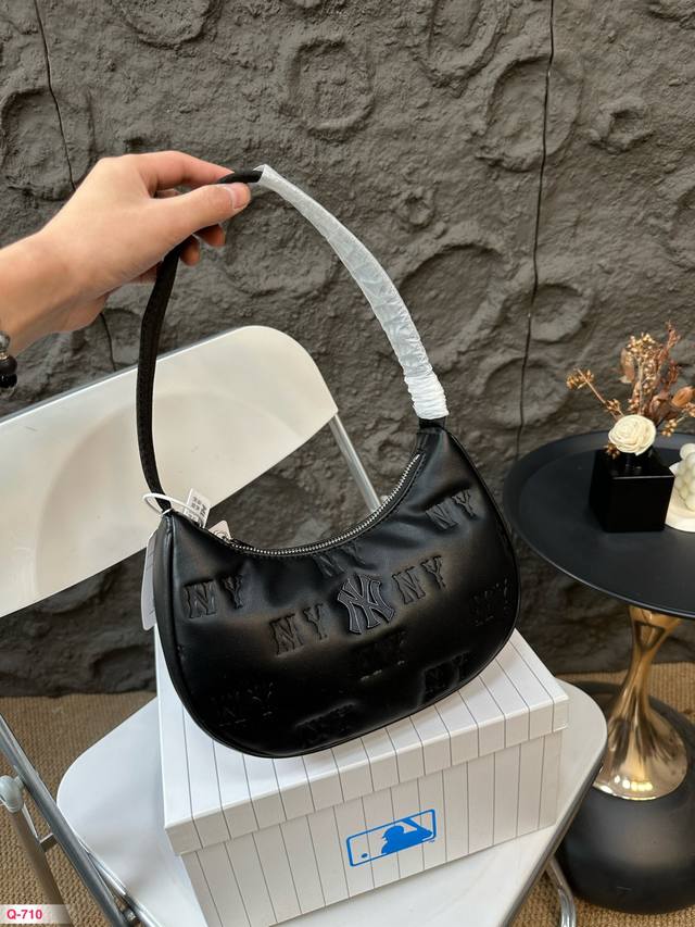 配礼盒 Mlb腋下包 清爽又很百搭,高级感十足,容量刚刚好,最爱的腋下包没有之一新款 Mlb 暗纹满标腋下包入手不亏的新款 Mlb 暗纹满标腋下包,女生炸街必备 配礼盒 Mlb腋下包 清爽又很百搭,高级感十足,容量刚刚好,最爱的腋下包没有之一新款 Mlb 暗纹满标腋下包入手不亏的新款 Mlb 暗纹满标腋下包,女生炸街必备