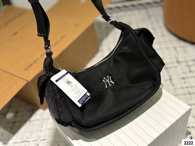 配飞机盒子 Mlb腋下包 这是一只很完美的包~ 性价比高、非常百搭,而且实用性很强。 Hobo 型的包身,自带一种高级的现代感。平时背它也蛮轻松 休闲的,正式场 配飞机盒子 Mlb腋下包 这是一只很完美的包~ 性价比高、非常百搭,而且实用性很强。 Hobo 型的包身,自带一种高级的现代感。平时背它也蛮轻松 休闲的,正式场