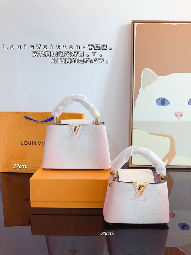 配礼盒 Lv Capucines Bb 手提包 今年最多明星街拍的lv包包你能想到哪些款式呢？恐怕大多女性都会把目光锁定到柔软的荔枝纹taurillon系列吧，