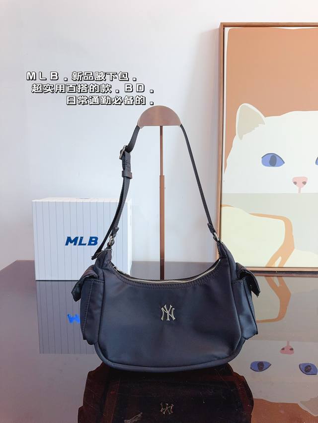 配礼盒. Mlb 新款腋下包. 真的超级好搭配 无论是开春的卫衣 毛衣 衬衫 还是夏天的辣妹风短衣 T恤 它都会给你的穿搭加点缀 相得益彰! 尺寸:24*6*1 配礼盒. Mlb 新款腋下包. 真的超级好搭配 无论是开春的卫衣 毛衣 衬衫 还是夏天的辣妹风短衣 T恤 它都会给你的穿搭加点缀 相得益彰! 尺寸:24*6*1