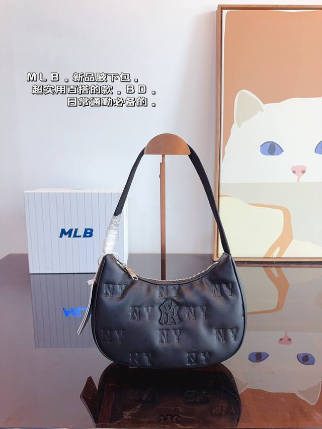 配礼盒. Mlb 新款腋下包. 真的超级好搭配 无论是开春的卫衣 毛衣 衬衫 还是夏天的辣妹风短衣 T恤 它都会给你的穿搭加点缀 相得益彰! 尺寸:24*6*1 配礼盒. Mlb 新款腋下包. 真的超级好搭配 无论是开春的卫衣 毛衣 衬衫 还是夏天的辣妹风短衣 T恤 它都会给你的穿搭加点缀 相得益彰! 尺寸:24*6*1