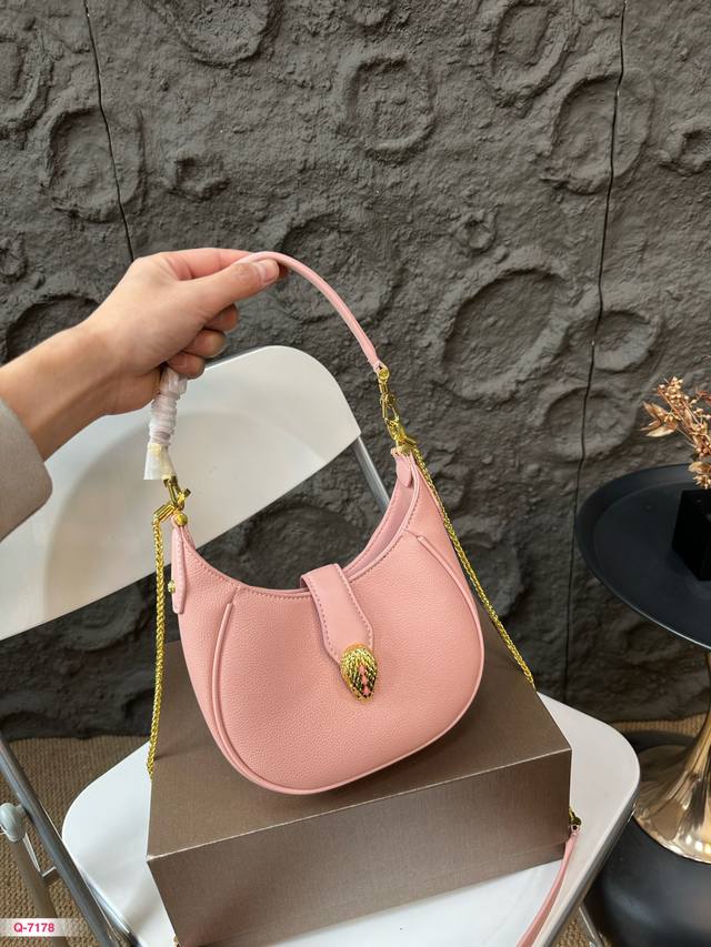 配折叠盒 宝格丽短肩带腋下背!荔枝纹牛皮金属长肩带可以斜挎!就算腋下包的风过去了还可以继续斜挎!摩登时髦简约! 我个人非常喜欢的链条提手十 宽肩带设计,链条斜挎 配折叠盒 宝格丽短肩带腋下背!荔枝纹牛皮金属长肩带可以斜挎!就算腋下包的风过去了还可以继续斜挎!摩登时髦简约! 我个人非常喜欢的链条提手十 宽肩带设计,链条斜挎