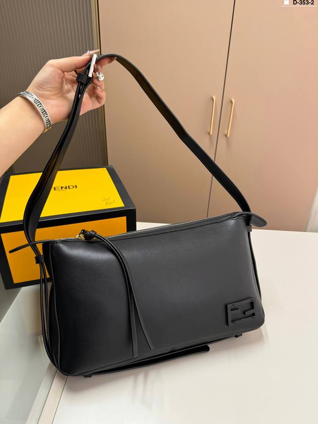 Fendi芬迪新款法棍腋下包 经典优雅的元素时髦又百搭 随身携带棒棒糖出门 太酷啦！ D-353-2尺寸33.7.20折叠盒