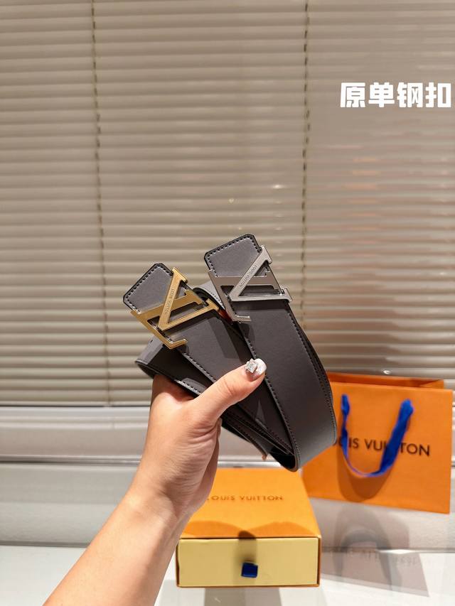 钢扣 高版本！腰带lv 牛皮皮带～热门款 男女通用皮带里面最火的版本啦～质量很好 全套包装！五金绝对不褪色 皮带头和专柜一样的哦～ 配礼盒手提袋发票