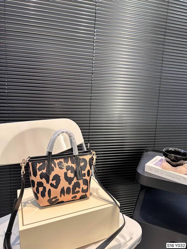 配折叠盒子 Coach蔻驰托特包 菜篮子 可手提 可斜挎 不限制年龄段哦！ 尺寸：16 15 货号y032