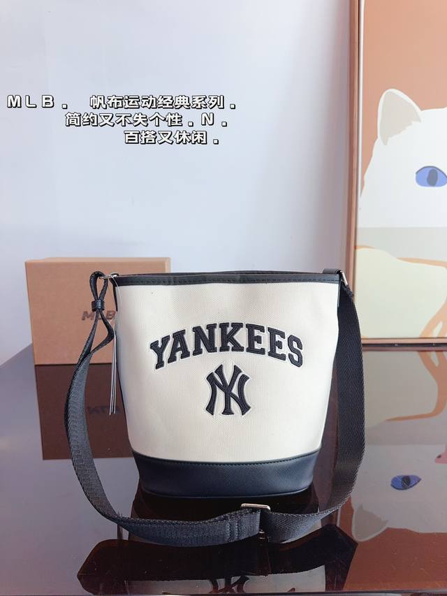 Mlb 水桶包 斜挎 单肩 又美又a的 时尚百搭 容量也非常可以 Mlb更加适合春夏 很是清爽!尺寸:19*13*22Cm Mlb 水桶包 斜挎 单肩 又美又a的 时尚百搭 容量也非常可以 Mlb更加适合春夏 很是清爽!尺寸:19*13*22Cm