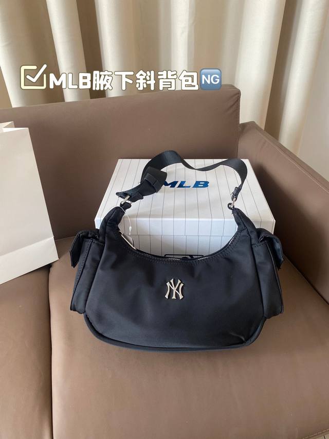 Mlb尼龙腋下斜背包 休闲百搭 轻便容量大 真的很实用 尺寸25*23 Mlb尼龙腋下斜背包 休闲百搭 轻便容量大 真的很实用 尺寸25*23