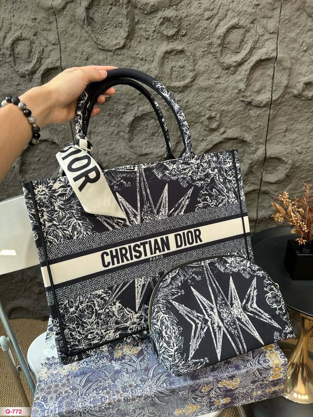 配折叠盒 迪奥dior迪奥托特包 子母包 零钱包 原单刺绣 很有复古的感觉 高级又不失优雅 超有氛围感 通勤 休闲 约会通通可搭 尺寸35.27 40.32Cm