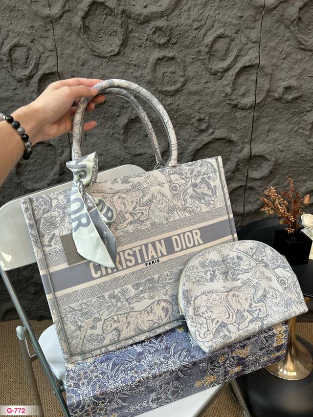 配折叠盒 迪奥dior迪奥托特包 子母包 零钱包 原单刺绣 很有复古的感觉 高级又不失优雅 超有氛围感 通勤 休闲 约会通通可搭 尺寸35.27 40.32Cm