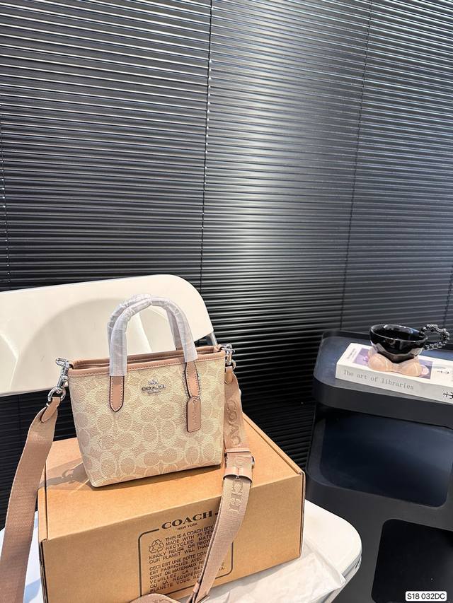 配飞机盒子 Coach蔻驰托特包 菜篮子 可手提 可斜挎 不限制年龄段哦！ 尺寸：16 15 货号032Dc
