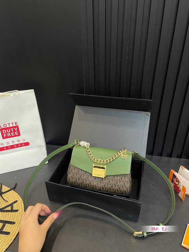 配折叠礼盒 Mk专柜款lita系列链条包 Mk专柜款lita系列链条包，非常经典大气的棕拼logo,小巧精致，可手提可斜挎，可以放下plus大手机 尺寸：20*