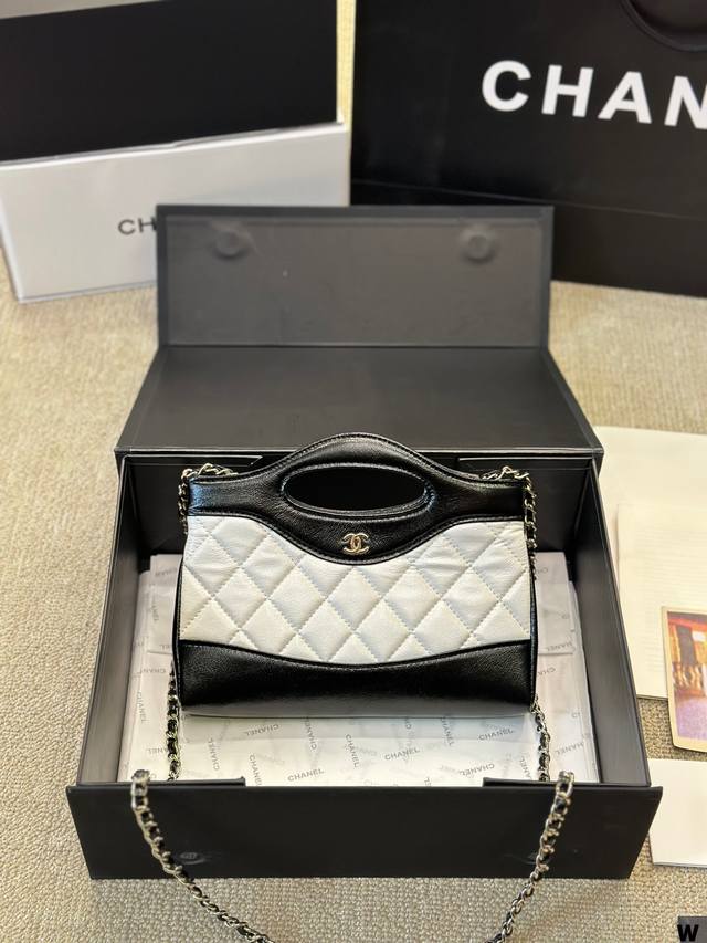 牛皮版本 Chanel 24A 值得入手的 31Bag Mini Chanel 又又又复刻了 新款 31Bag 出了 Mini Size 这谁顶得住！小香真爱粉