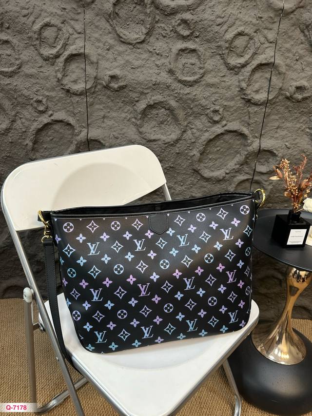 Lv托特百搭实用 可甜可盐 又酷又飒。逛街通勤，完全是可以驾驭的吖。 巨大袋身干净的外部线条 尺寸：38.28Cm