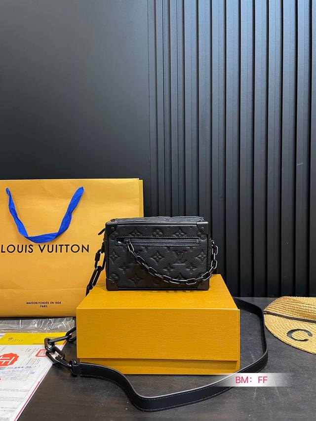 配折叠礼盒 Lv方盒子包 今年最好看的一只包男女通吃 Lv的这只软盒子mini Soft Trunk 真是lv今年最时髦的小包了吧！尺寸18*13