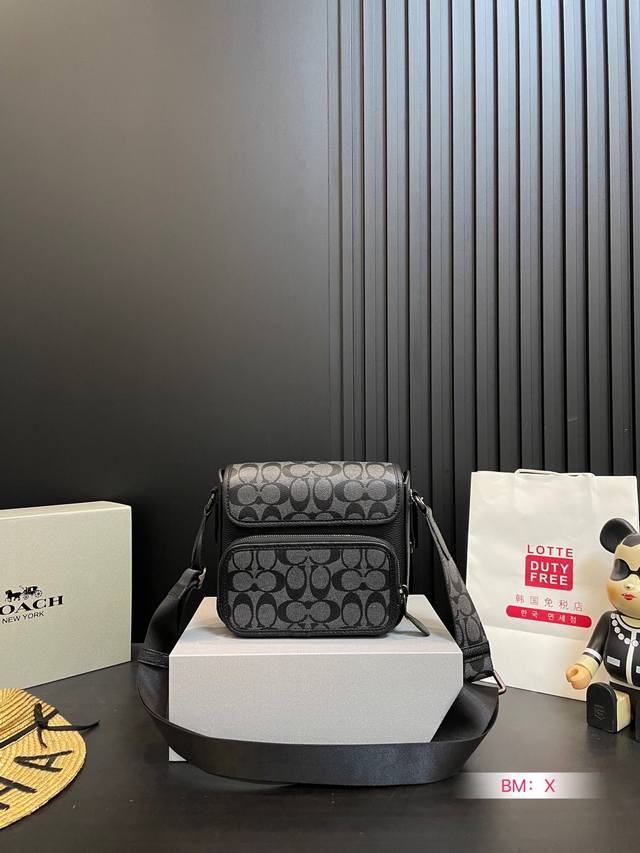 配折叠礼盒 男士送礼没有想法的看过来～这款推荐给大家coach蔻驰男士翻盖斜挎差包hudson,男神必备 款，拉链封口，肩带可调节，质感十足 尺寸：21*18