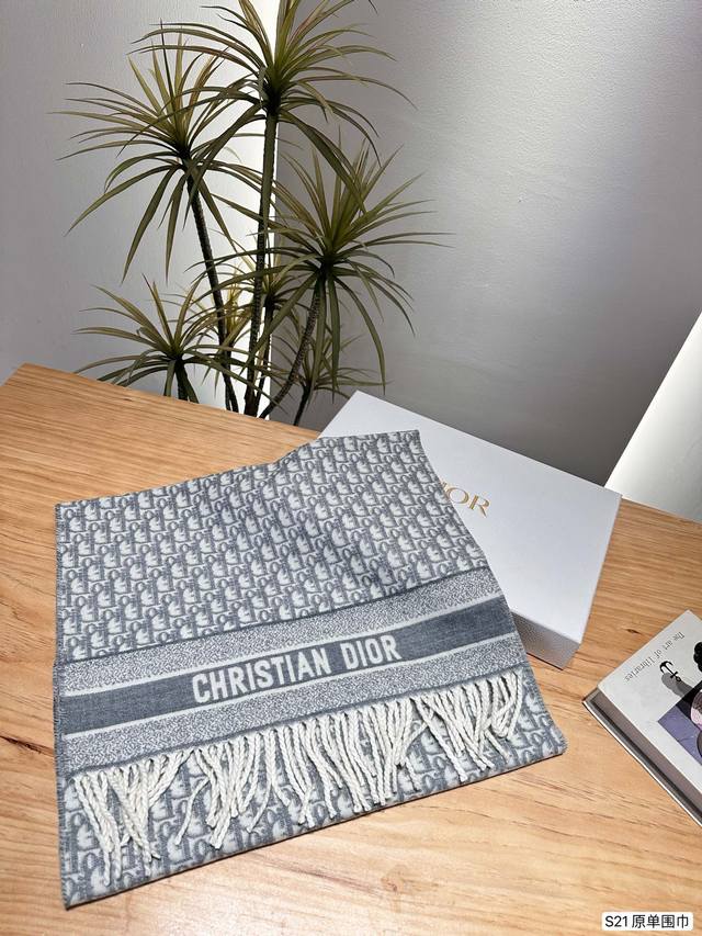 配盒子 迪奥羊绒围巾 原单羊绒 Size：180*45Cm L家 百分百羊绒围巾 温柔可爱又暖和 是见过最好搭配的围巾 无敌好卖的一款 最最最最最经典！