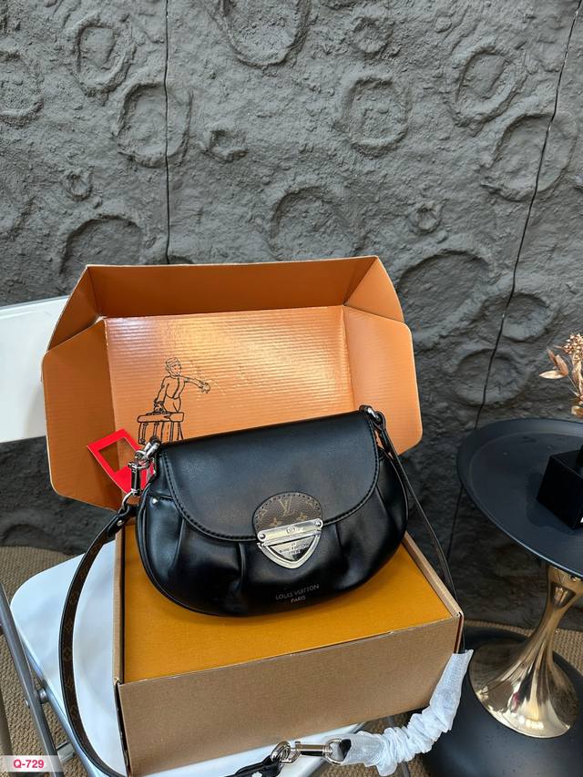 全套礼盒 实物真的很美很美簡簡 还可以斜挎lv中古款的丹宁元宝我也早就收入囊中啦好用又百搭 尺寸27 17Cm