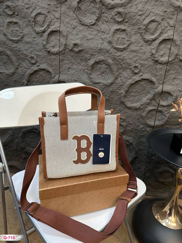 Mlb 大容量托特包 美式复古学院风 出片率真的超高 容量我都不想夸了 非常值得一入~性价比真的好高尺寸22.18Cm Mlb 大容量托特包 美式复古学院风 出片率真的超高 容量我都不想夸了 非常值得一入~性价比真的好高尺寸22.18Cm