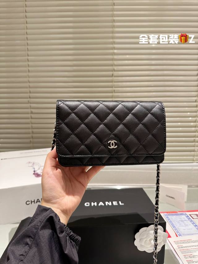 Chanel 香奈儿发财 鱼子酱纹面料 一款随身小 包推荐给大家！香奈儿woc新款发财包 可斜挎单肩 链条可收入包内作为手包使用 上身后超显大气， 别看小小的