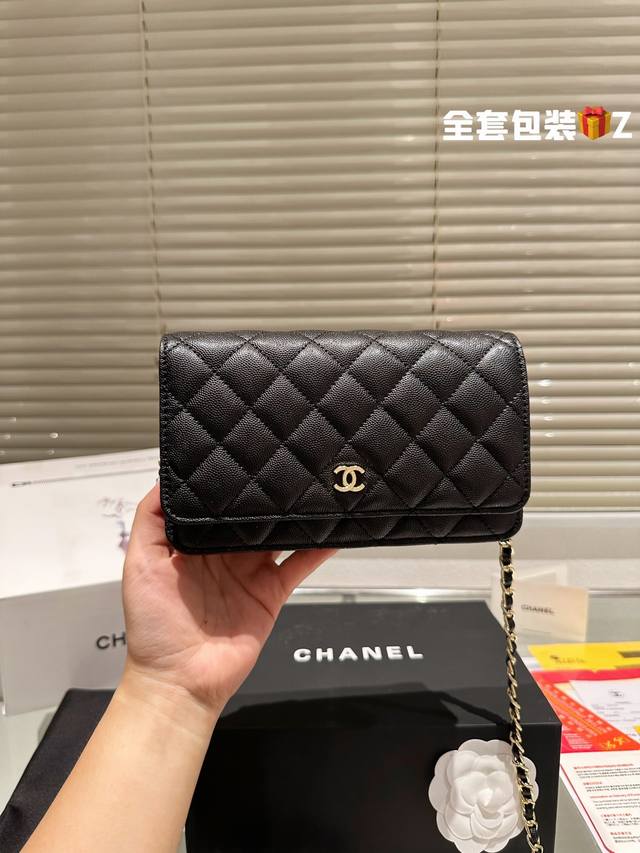 Chanel 香奈儿发财 鱼子酱纹面料 一款随身小 包推荐给大家！香奈儿woc新款发财包 可斜挎单肩 链条可收入包内作为手包使用 上身后超显大气， 别看小小的