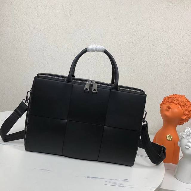 Bottega Veneta 大格编织男士公文包,公文包是所有男生跨出校园起就必须具备的“超值装备”。不管你是需要走去办公室,还是外出谈生意,都没有什么能比一款 Bottega Veneta 大格编织男士公文包,公文包是所有男生跨出校园起就必须具备的“超值装备”。不管你是需要走去办公室,还是外出谈生意,都没有什么能比一款