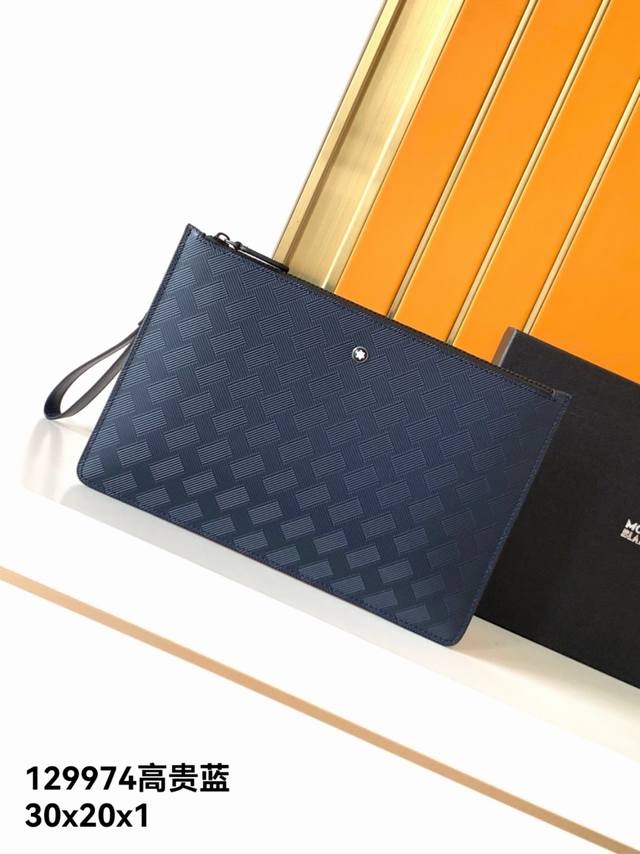 手包:129974#高贵蓝专柜专用头层牛皮,万宝龙经典匠心系列秉承品牌的悠久传统,全系列包含丰富的大皮具和小皮具款式,融合商务和休闲风格,是当代设计和经典优雅的 手包:129974#高贵蓝专柜专用头层牛皮,万宝龙经典匠心系列秉承品牌的悠久传统,全系列包含丰富的大皮具和小皮具款式,融合商务和休闲风格,是当代设计和经典优雅的