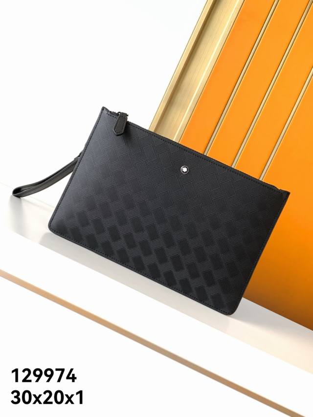 手包:129974#黑色专柜专用头层牛皮,万宝龙经典匠心系列秉承品牌的悠久传统,全系列包含丰富的大皮具和小皮具款式,融合商务和休闲风格,是当代设计和经典优雅的集 手包:129974#黑色专柜专用头层牛皮,万宝龙经典匠心系列秉承品牌的悠久传统,全系列包含丰富的大皮具和小皮具款式,融合商务和休闲风格,是当代设计和经典优雅的集