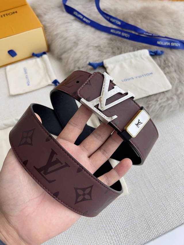 品名： Lv..路易..威登腰带皮带原单 型号：挂扣，经典纯钢材质花纹挂扣，头层牛皮，图片实物拍摄 材料：头层牛皮，挂扣系列，纯钢材质扣头，钯镀电镀工艺永不掉色