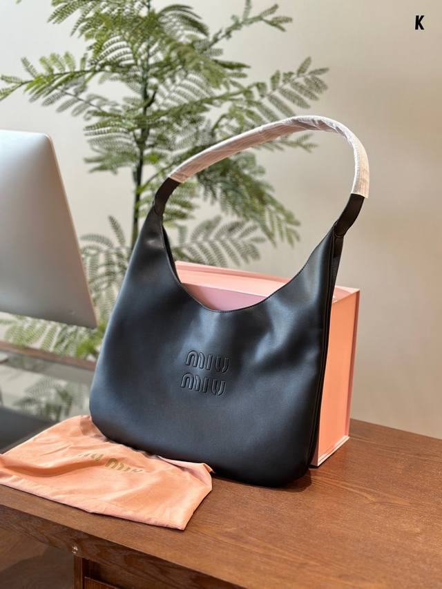 Miumiu新款hobo 全皮牛皮,可以单肩斜挎哦,高品质 41-26-4Cm #Hobo Miumiu新款hobo 全皮牛皮,可以单肩斜挎哦,高品质 41-26-4Cm #Hobo