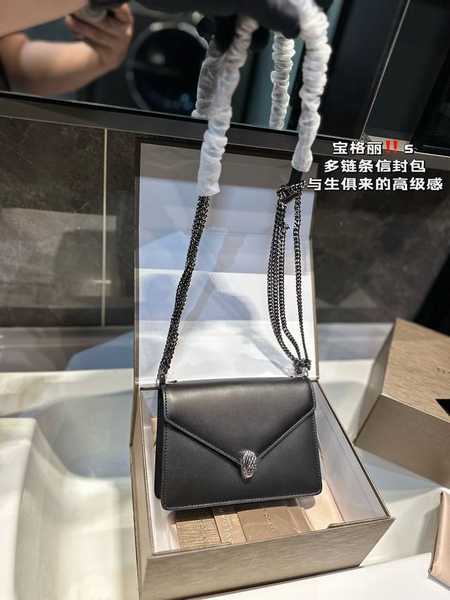 礼盒包装 宝格丽信封包 经典百搭不出错 不管你是温柔淑女 还是高冷女神 分分钟都能驾驭这款包包尺寸19.13 礼盒包装 宝格丽信封包 经典百搭不出错 不管你是温柔淑女 还是高冷女神 分分钟都能驾驭这款包包尺寸19.13